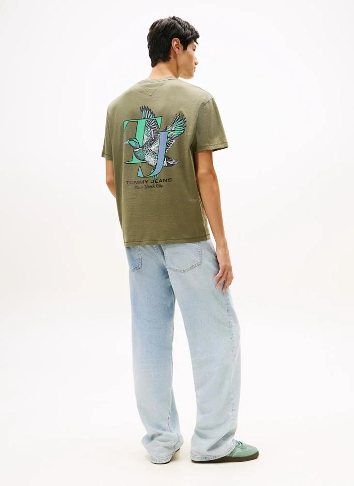 تومي جينز تيشيرت بياقة مستديرة وقصّة مريحة بطبعة خلفية