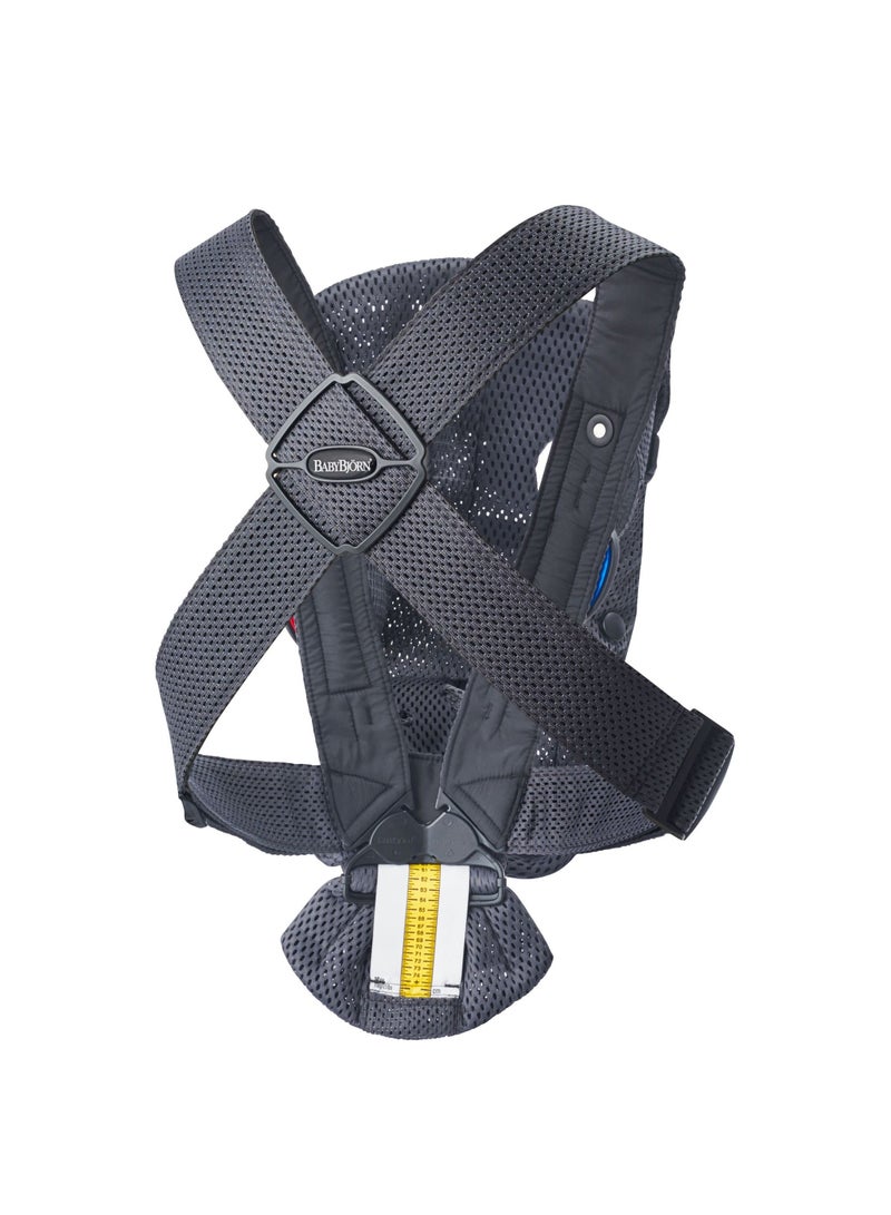 BABYBJORN حاملة أطفال شبكية ثلاثية الأبعاد صغيرة الحجم باللون الفحمي - Image 4