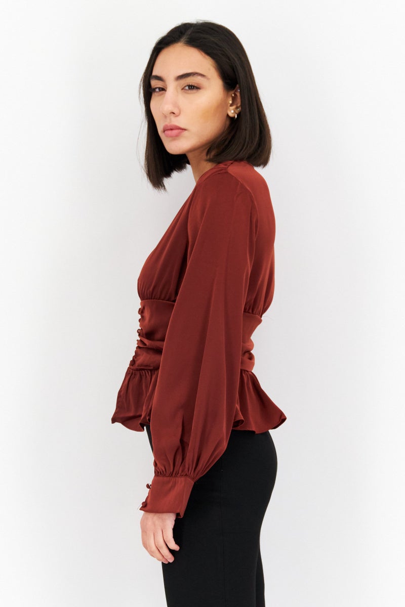 In the style بلوزة نسائية بأكمام طويلة وياقة غائرة، بني - Image 2