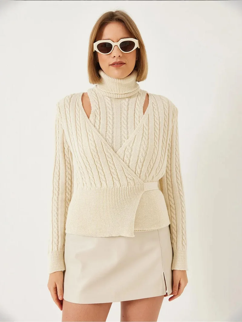 بيانكو لوتشي طقم محبوك بنقشة  بياقة عالية وفتحات