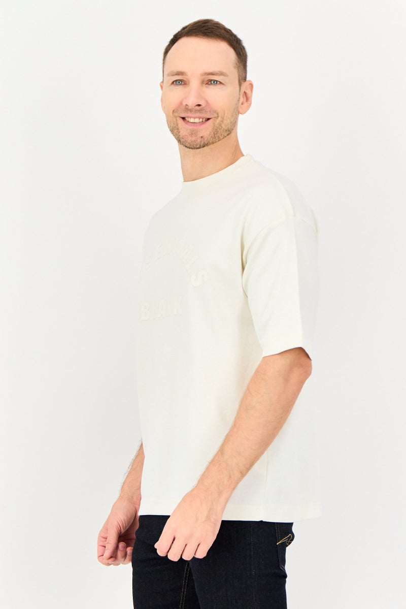 Blank Essentials تي شيرت رجالي بأكمام قصيرة وياقة دائرية بشعار العلامة التجارية، أبيض فاتح - Image 2