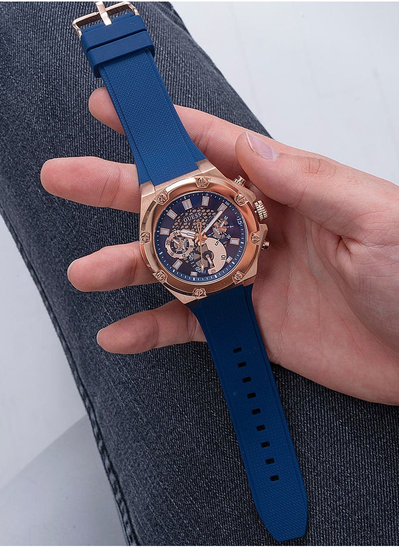 GUESS ساعة جيس للرجال بهيكل ذهبي وردي وسوار سيليكون أزرق GW0334G3  - Image 5
