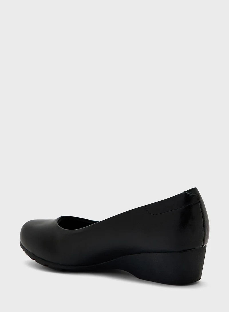 MODARE Ankle Strap Mid Heel Pumps