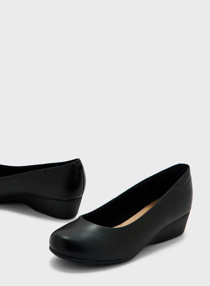 MODARE Ankle Strap Mid Heel Pumps