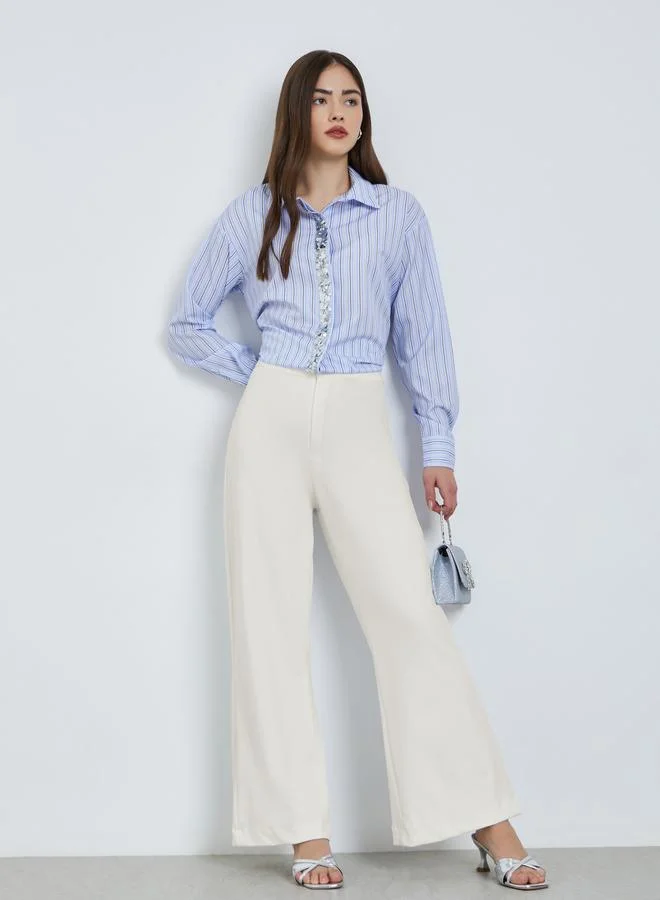 ستايلي قميص مخطط بفتحة أزرار مزينة