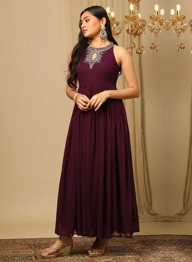 جلو باص فستان طويل مطرز بزاري بتفصيلة مفتوحة