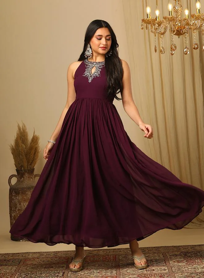 جلو باص فستان طويل مطرز بزاري بتفصيلة مفتوحة