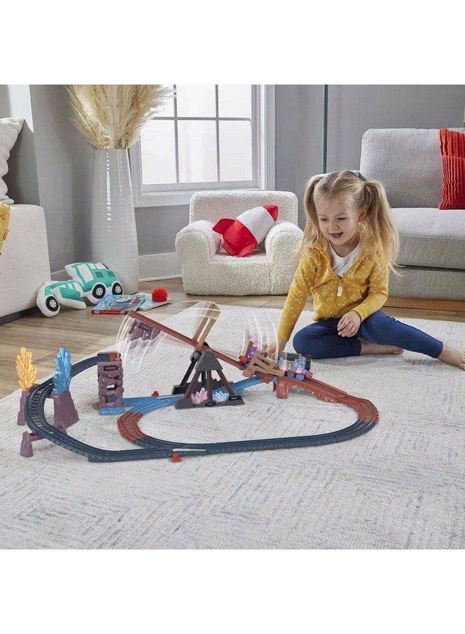 THOMAS & FRIENDS مجموعة قطار توماس وأصدقائه الكهربائية - مغامرة الكهوف الكريستالية مع توماس، جسر متأرجح و 8 أقدام من المسار للأطفال في سن ما قبل المدرسة من عمر 3 سنوات فما فوق - Image 2
