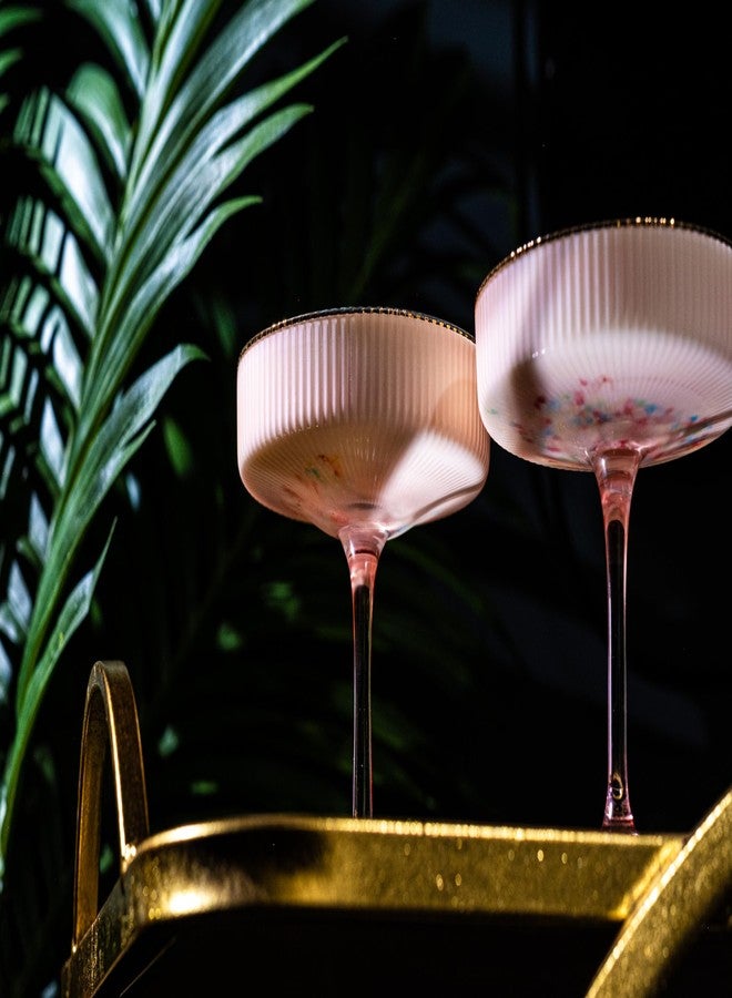 GLASSIQUE CADEAU مجموعة أكواب كوكتيل كريستالية مضلعة من GLASSIQUE CADEAU بتصميم آرت ديكو عتيق، لون وردي فاتح مع حواف ذهبية | 4 أكواب | سعة 7 أونصات، مثالية لشرب الشمبانيا، المارتيني، والكوزموبوليتان | صحون أنيقة - Image 3