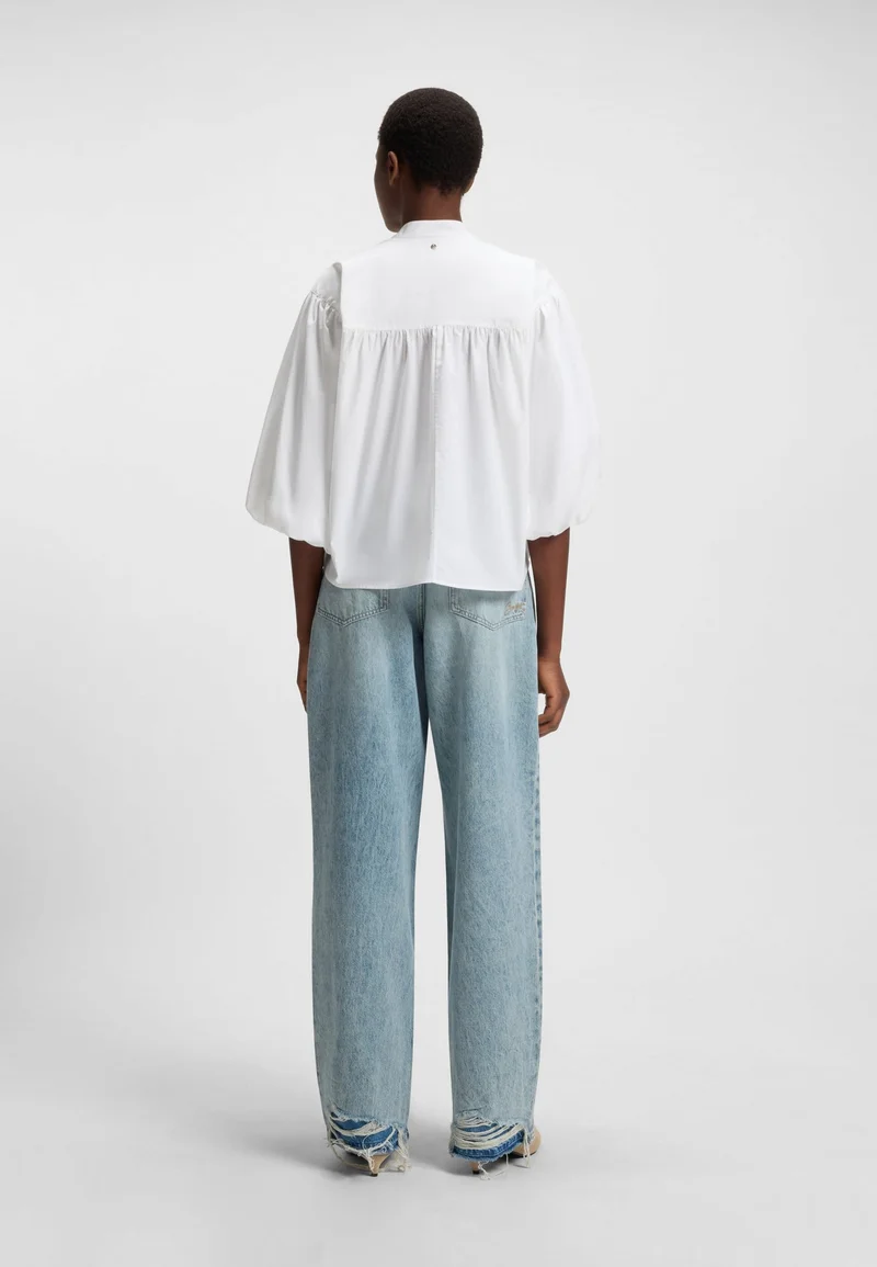 بوس بلوزة قطنية بقصة مريحة وياقة بربطة