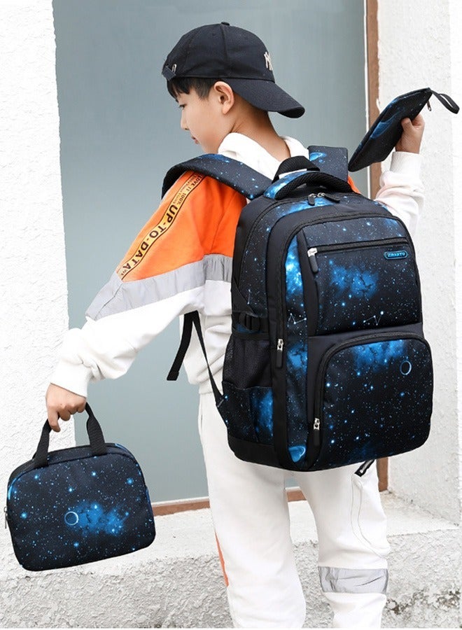 Joychic حقيبة ظهر مدرسية عادية للمرحلة الابتدائية والإعدادية، حقيبة كتب متينة وخفيفة الوزن وقابلة للتنفس، مجموعة حقيبة ظهر يومية مزينة بنجوم الفضاء وحقيبة غداء - Image 1