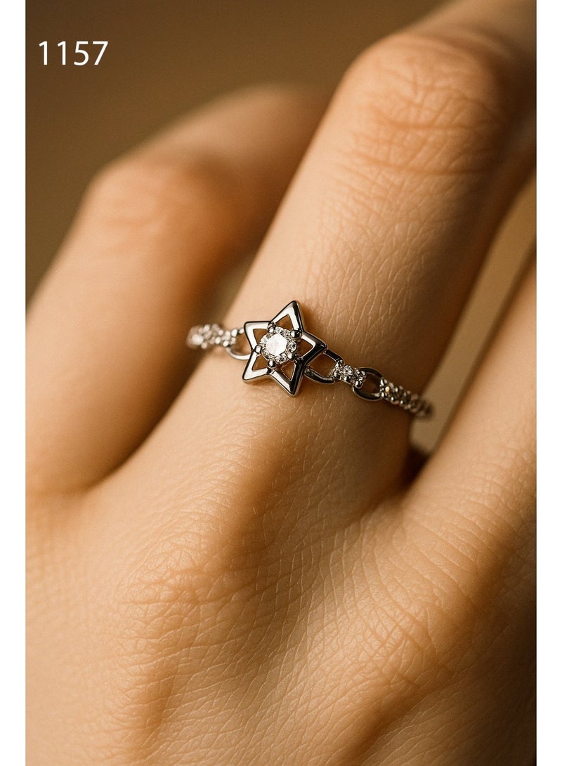 ثري دايموندز خاتم على شكل نجمة فضية بمركز كريستالي – مجوهرات أنيقة مطلية بالبلاتينيوم والروديوم للسيدات في علبة هدايا - Image 1