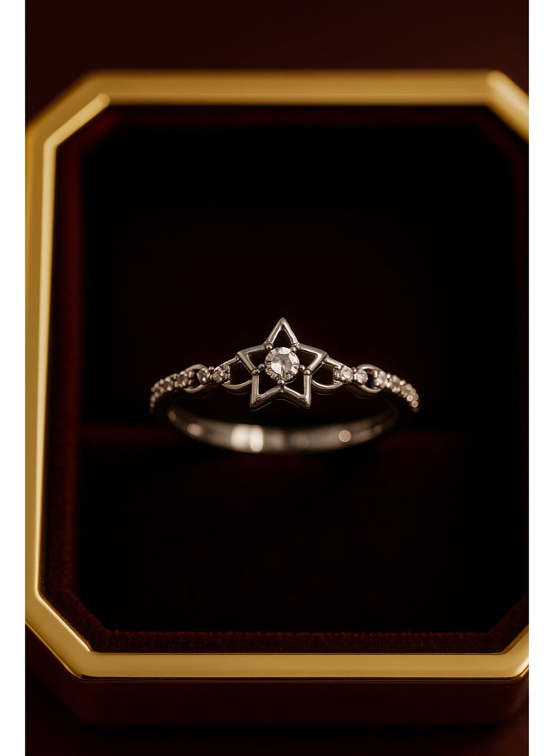 ثري دايموندز خاتم على شكل نجمة فضية بمركز كريستالي – مجوهرات أنيقة مطلية بالبلاتينيوم والروديوم للسيدات في علبة هدايا - Image 3