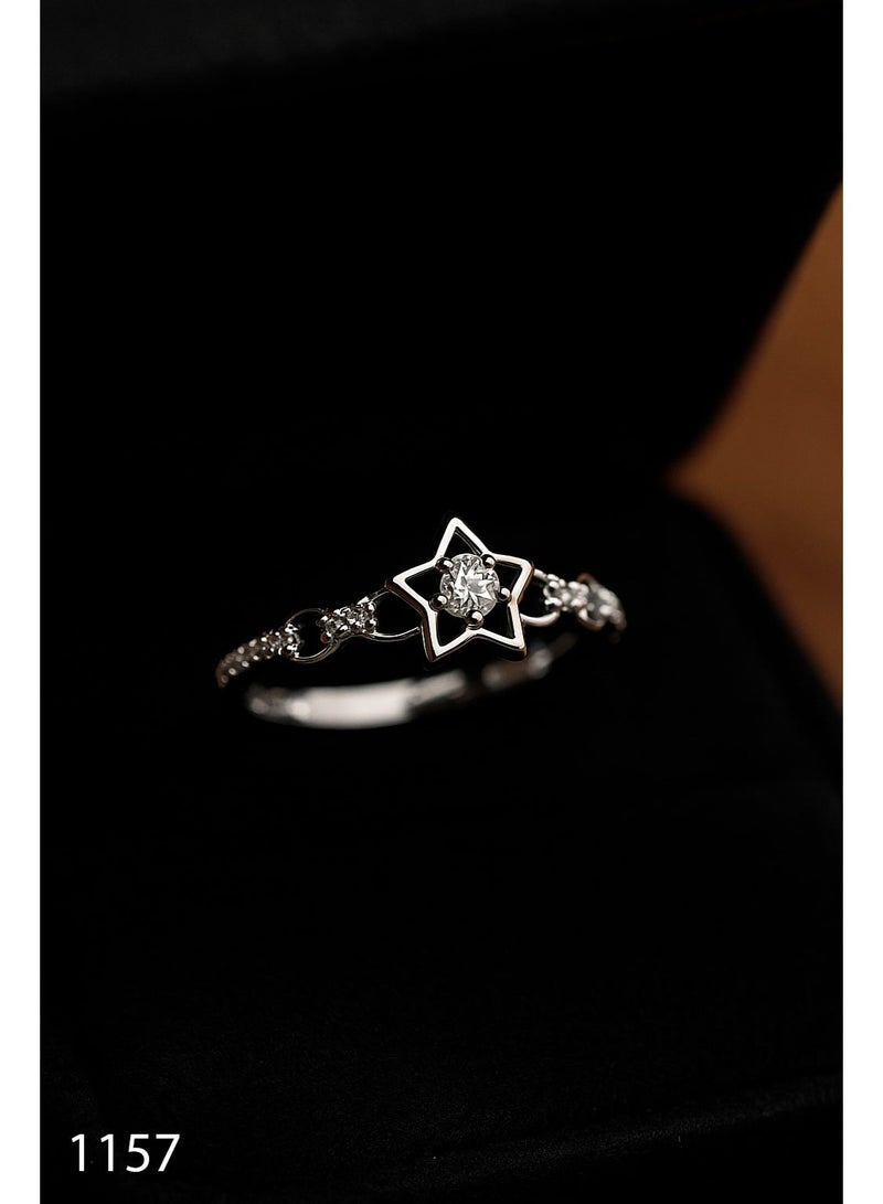 ثري دايموندز خاتم على شكل نجمة فضية بمركز كريستالي – مجوهرات أنيقة مطلية بالبلاتينيوم والروديوم للسيدات في علبة هدايا - Image 2