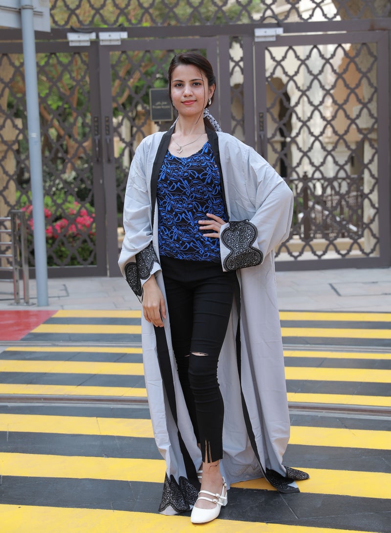 عباية مفتوحة مطرزة باللون الرمادي للنساء - Image 1