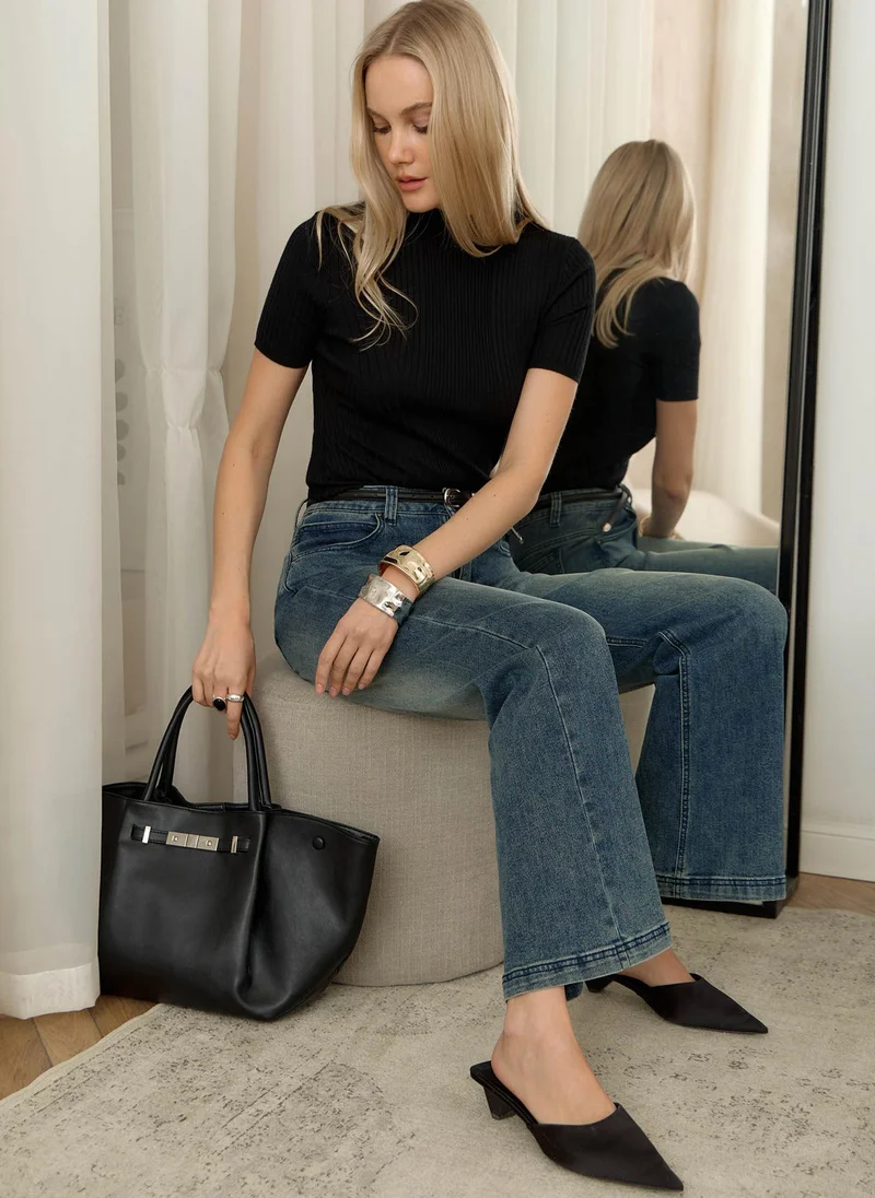 Lichi Straight jeans with distressed accent on the thighs