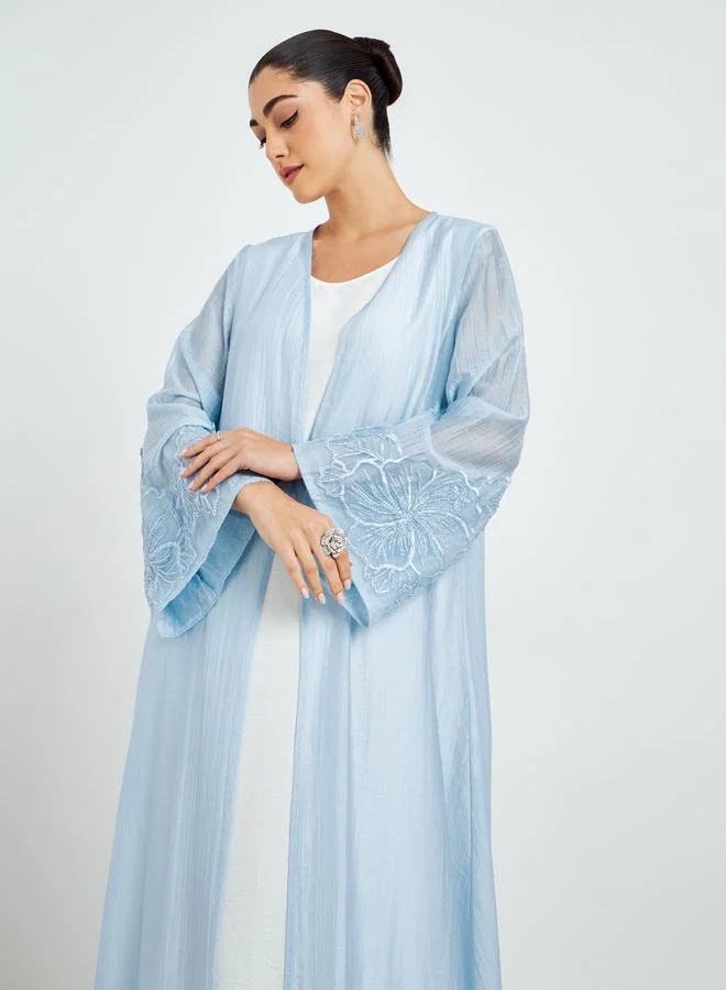 أميرة عباية بحافة واسعة وأكمام بتفاصيل مُطرّزة