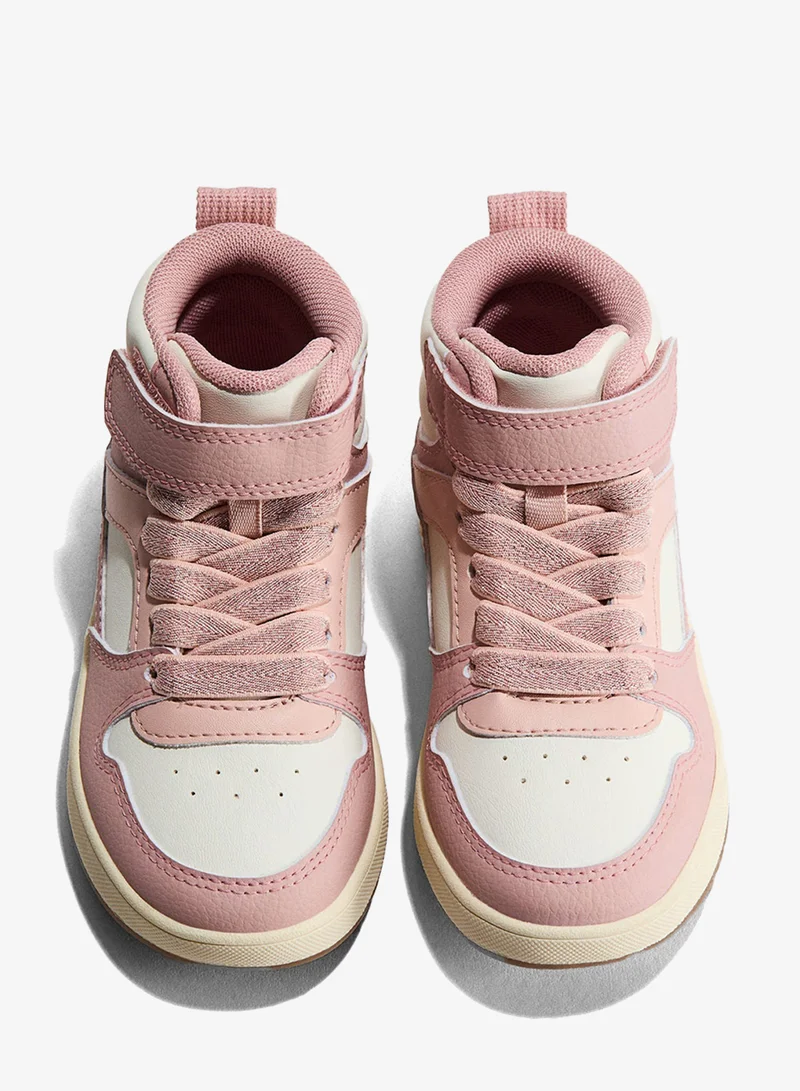 اتش اند ام حذاء رياضي مرتفع بالأعلى