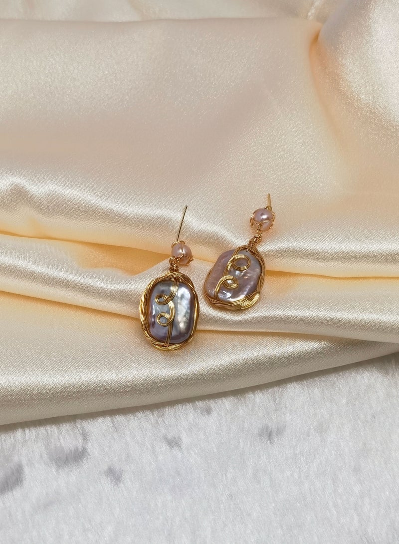 بلؤلؤ الباروك بأسلاك ذهبية ملفوفة بتصميم فريد مصنوعة يدوياً بلؤلؤ أقراط أنيقة للنساء - Image 1