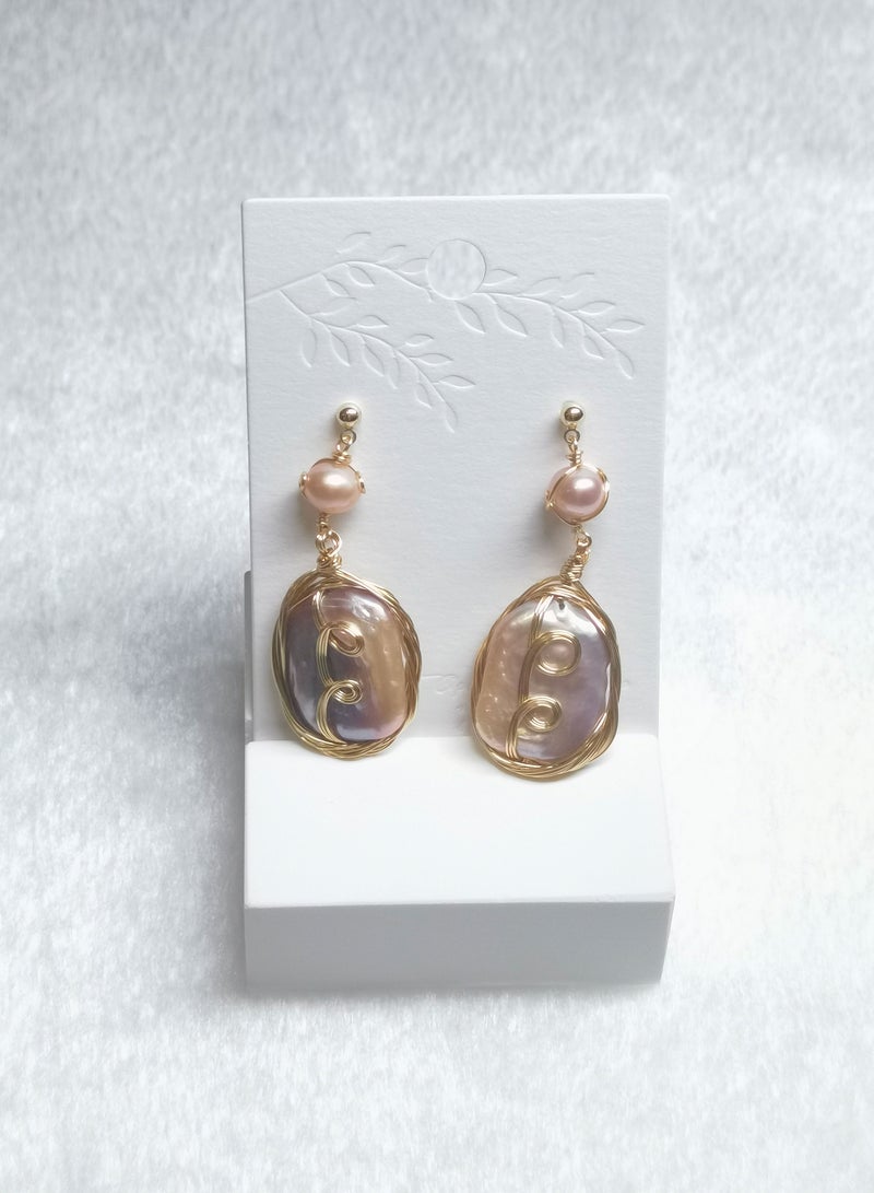 بلؤلؤ الباروك بأسلاك ذهبية ملفوفة بتصميم فريد مصنوعة يدوياً بلؤلؤ أقراط أنيقة للنساء - Image 2