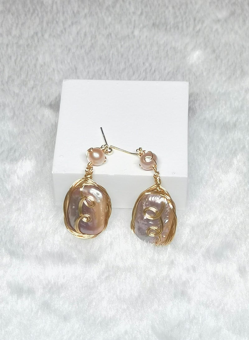 بلؤلؤ الباروك بأسلاك ذهبية ملفوفة بتصميم فريد مصنوعة يدوياً بلؤلؤ أقراط أنيقة للنساء - Image 3