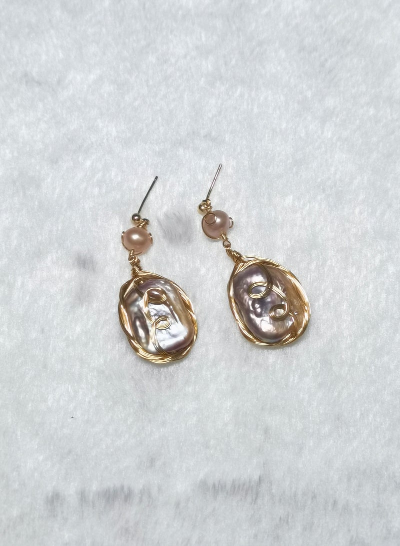 بلؤلؤ الباروك بأسلاك ذهبية ملفوفة بتصميم فريد مصنوعة يدوياً بلؤلؤ أقراط أنيقة للنساء - Image 4