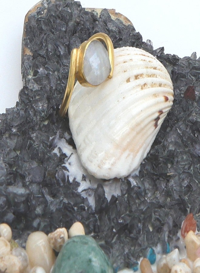 Dua Rainbow Moonstone Gold-Plated Adjustable Heart Ring – White Gemstone Minimalist Jewelry - Image 2