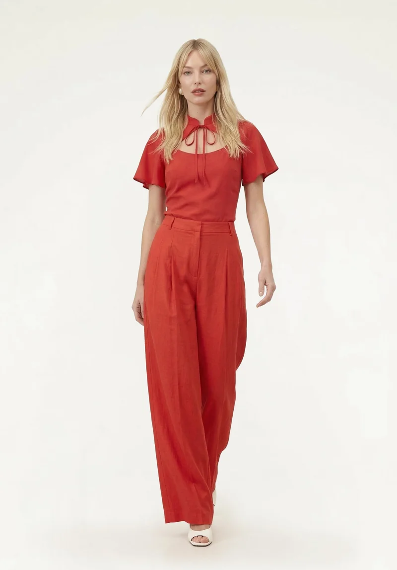 ليلي وليونيل Camille Flutter Sleeve Top In Red