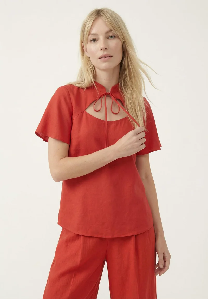 ليلي وليونيل Camille Flutter Sleeve Top In Red