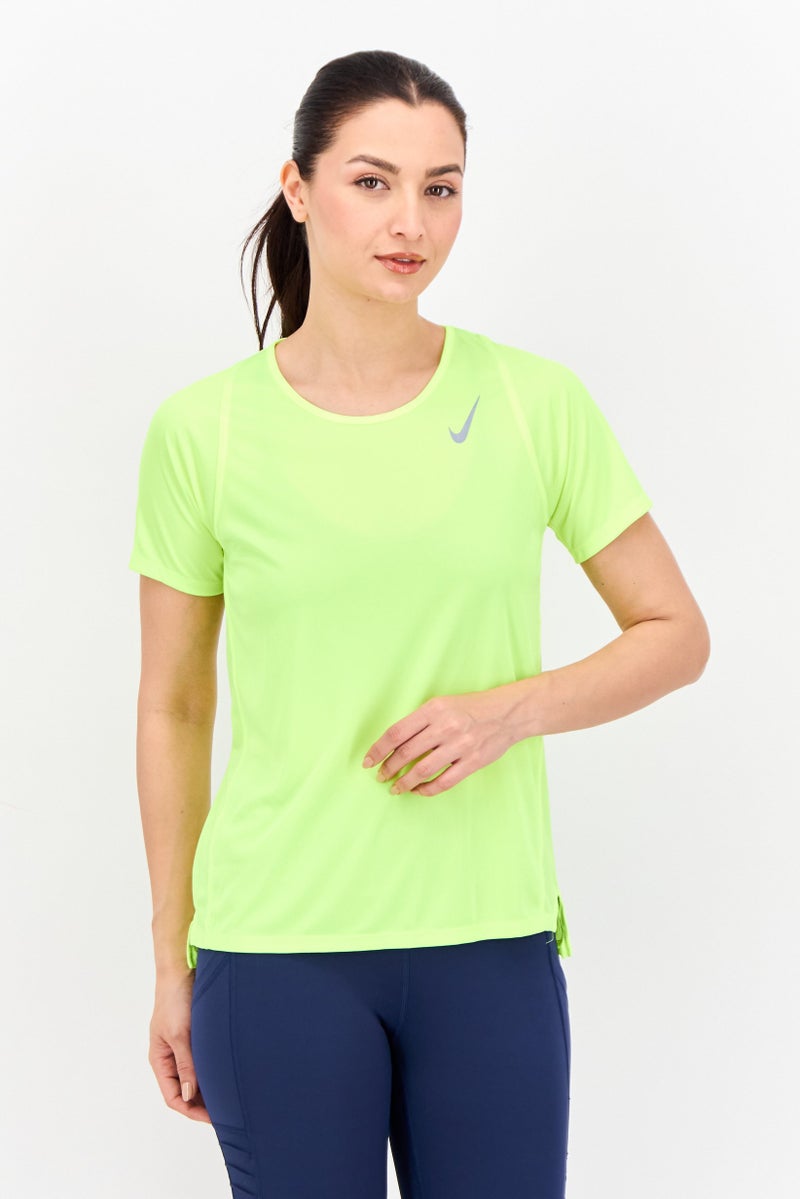 Nike تي شيرت رياضي نسائي قصير الأكمام للجري، لون ليموني أخضر - Image 1