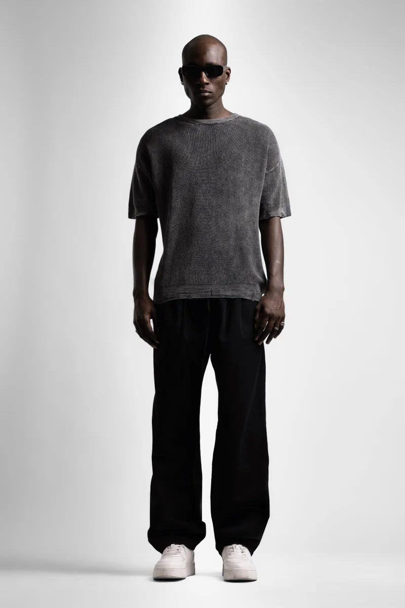 كاتش تيشيرت محبوك بتفاصيل ممزقة