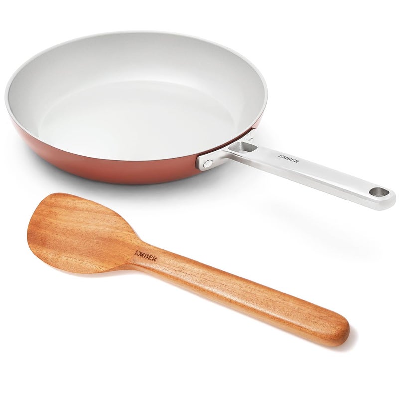 Ember Cookware مقلاة سيراميك أركيلا 24 سم | أدوات طهي غير لاصقة | مقلاة غير سامة | معتمدة من ISI | مقلاة سيراميك للطهي | 1× ملعقة مسطحة | مقبض فولاذي | خالية من PFAS و PTFE | آمنة للاستخدام على الحث | تيراكوتا - Image 1