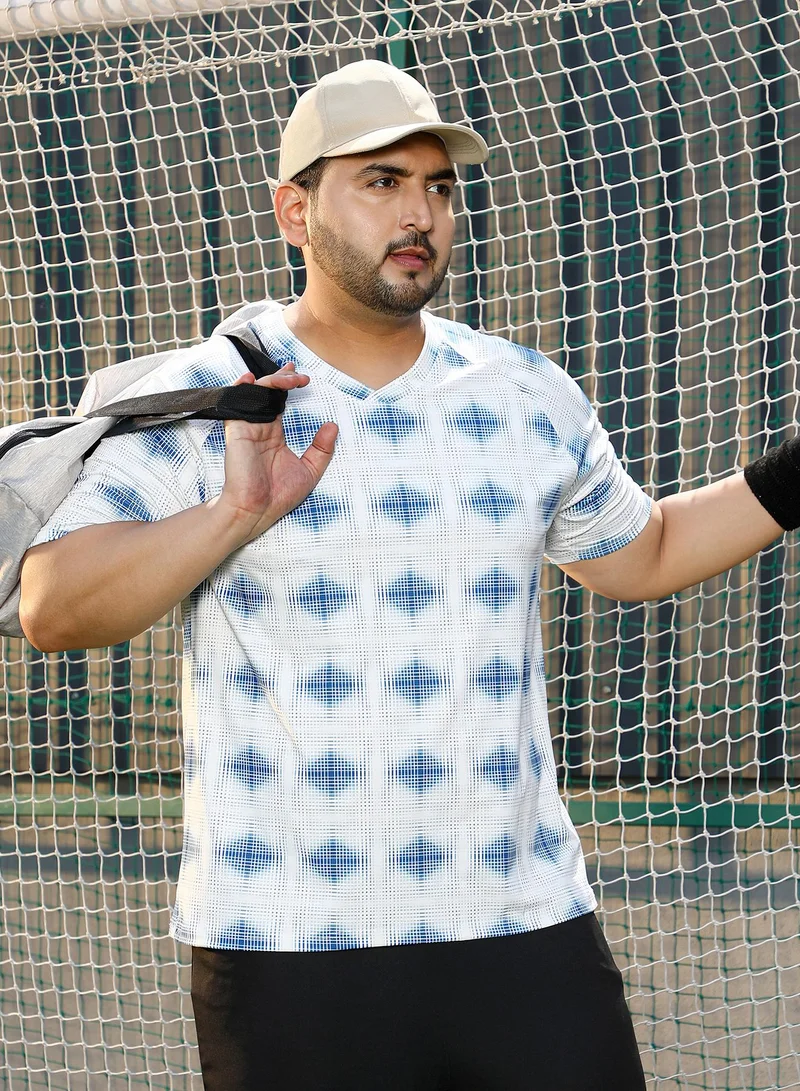 انستافاب بلس تيشيرت رجالي Instafab Plus أبيض كريمي وأزرق نيلي بنمط Static-Bloc للملابس الرياضية الكاجوال | ياقة V | أكمام قصيرة | مقاس كبير من الجيرسيه بفتحة رقبة V وراحة فائقة للارتداء اليومي