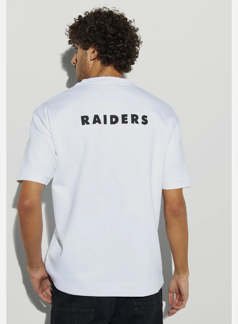 اس بي كاركترز تيشيرت بفتحة رقبة مستديرة وطبعة "Raiders"