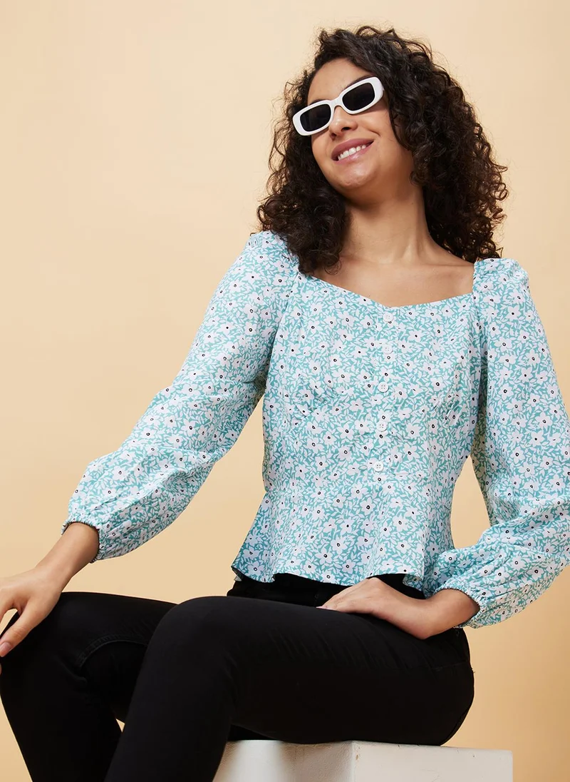 جلو باص بلوزة نسائية خضراء بطبعات زهور وقصة قلب وكسرات