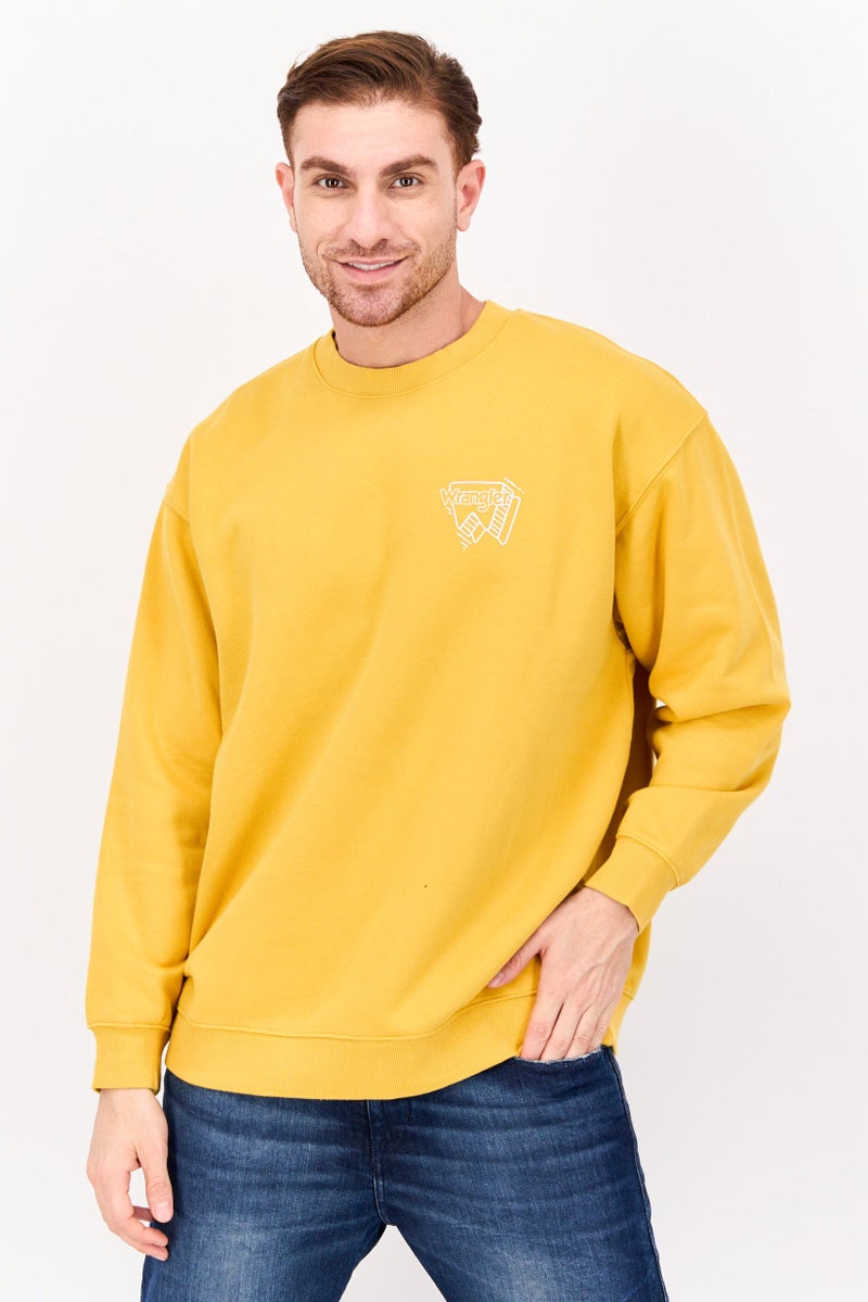 Wrangler سويت شيرت جرافيك بأكمام طويلة للرجال، أصفر - Image 1