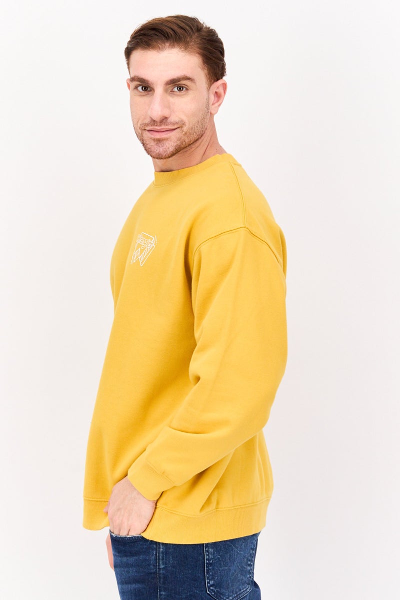 Wrangler سويت شيرت جرافيك بأكمام طويلة للرجال، أصفر - Image 2