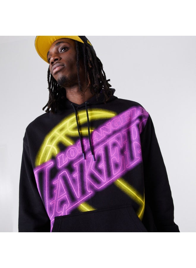 NEW ERA هودي NBA ENLRGD NEON PO LOSLAK BLKTRP - Image 5