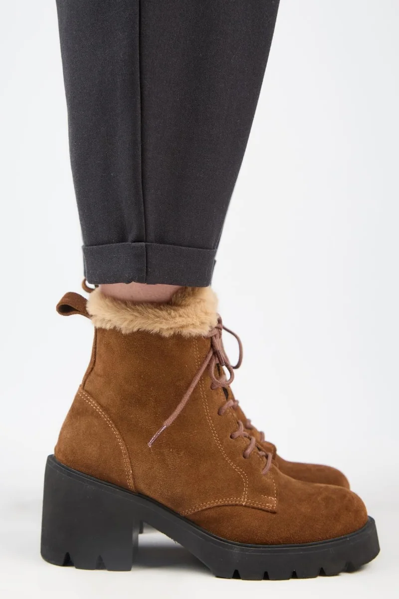 مانجيرو أحذية نسائية من مانيجيرو [ويلما] مصنوعة من الجلد الطبيعي، مبطنة ومزينة بالفرو، بكعب، لون بني فاتح