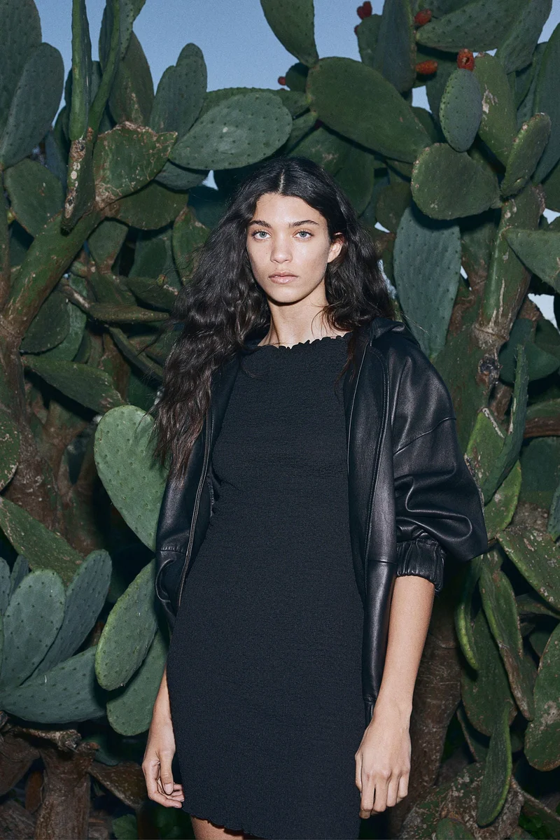 اتش اند ام فستان من نسيج مجعّد بحواف مدرزة