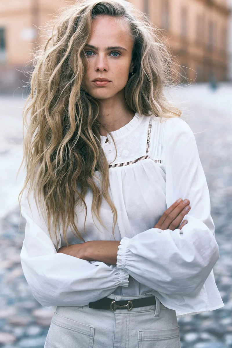 اتش اند ام جينز بخصر عالٍ وساق واسعة