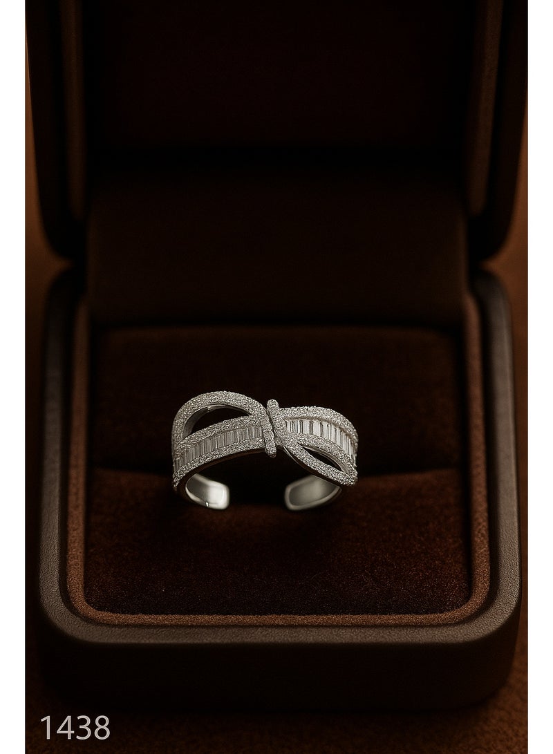 ثري دايموندز خاتم فيونكة فضي مطلي بلاتين وروديوم – تصميم مفتوح أنيق مرصع بفصوص زيركون - Image 2