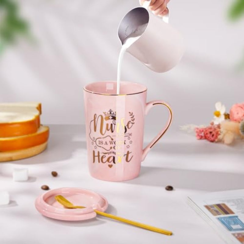 هدايا للممرضات الممارسات للنساء، الممرضة هي عمل من القلب - كوب ممرضة من السيراميك الرخامي الوردي المطبوع بالذهب 14oz، تقدير عيد الميلاد لتخرج طلاب المدارس وممرضات RN، هدية لطيفة في صندوق - Image 4