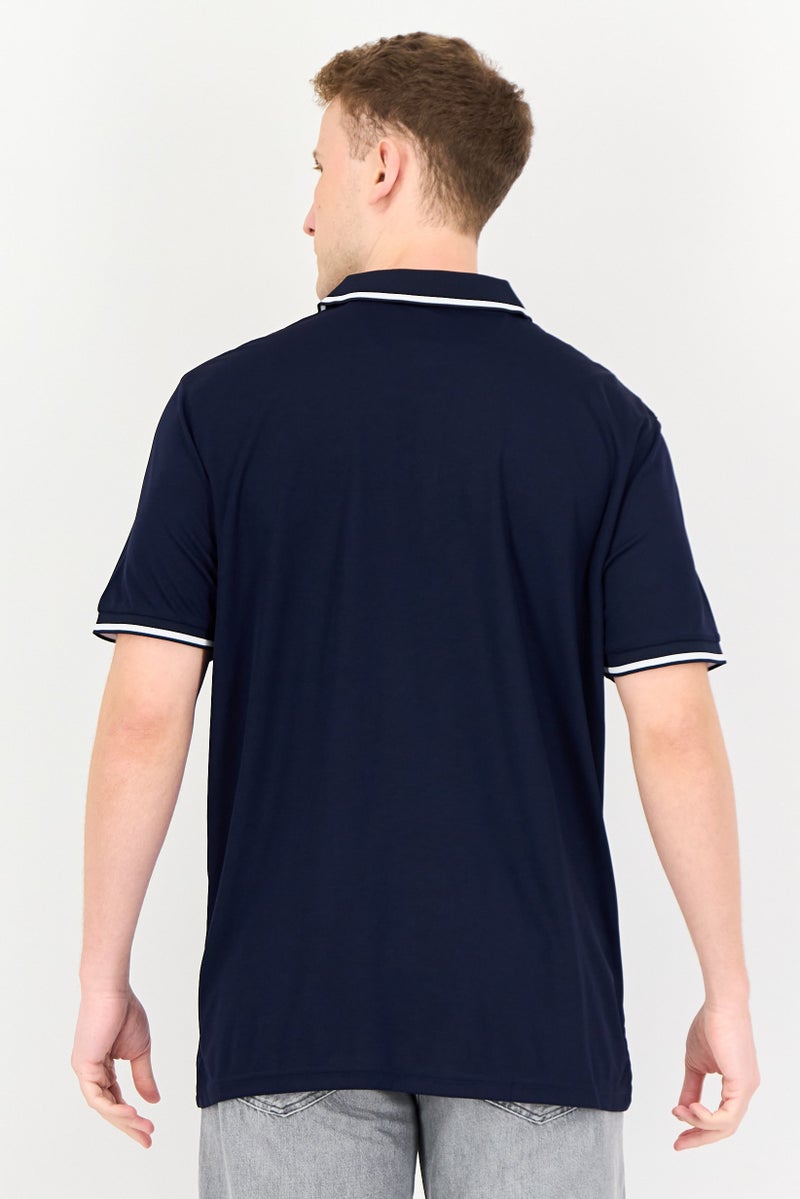 Chaps تي شيرت بولو بأكمام قصيرة للرجال بتصميم عادي مع شعار مطرز، أزرق داكن - Image 3