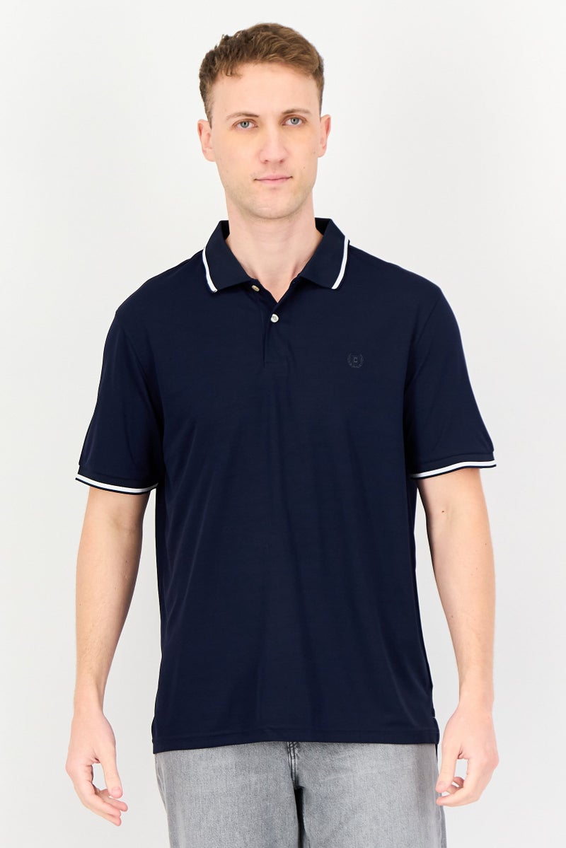 Chaps تي شيرت بولو بأكمام قصيرة للرجال بتصميم عادي مع شعار مطرز، أزرق داكن - Image 1