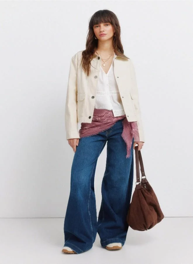 سبرينجفيلد بلوزة بيضاء بأكمام طويلة. رقبة على شكل V. الأزرار الأمامية. خصر مع كشكشة. تفاصيل الدانتيل على اليوك، الأكمام، الخصر والحافة. أساور مع حواف مطاطية وكشكشة. هذا الثوب مصنوع من القطن المستدام.