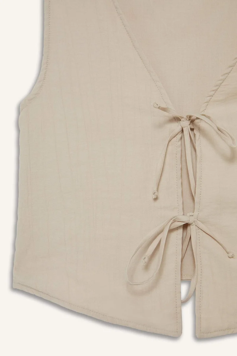 ديفاكتو Regular Fit V-Neck Sleeveless Blouse