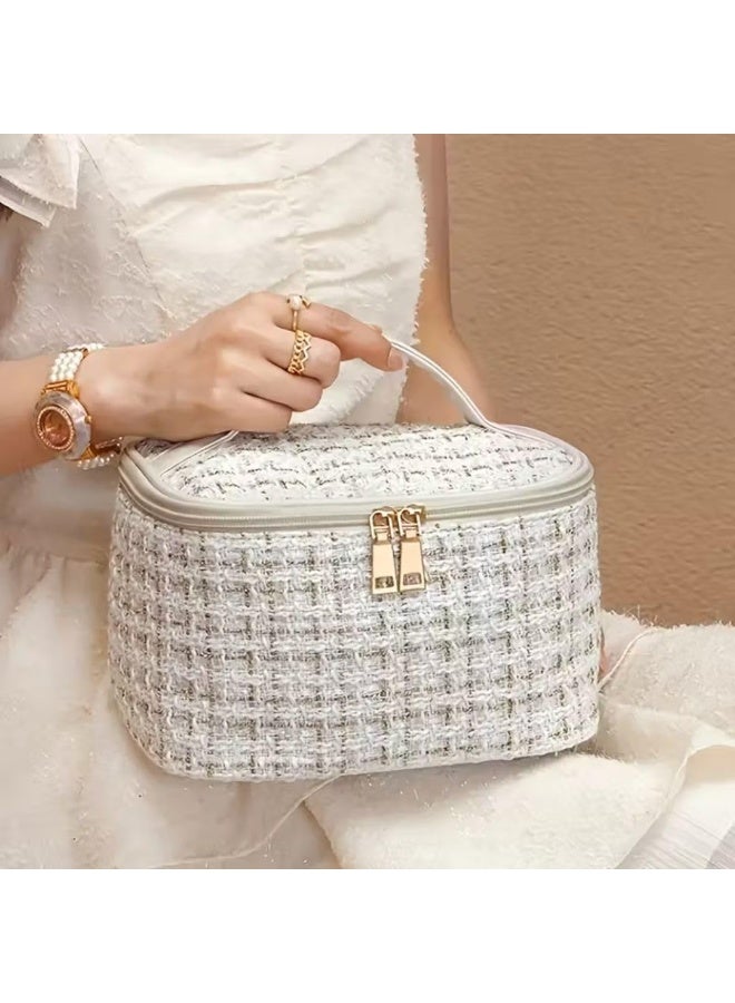 م اكس م حقيبة مكياج سفر كبيرة السعة بمقبض – منظم مستحضرات التجميل وأدوات الزينة المصنوع من جلد البولي يوريثان المقاوم للماء للنساء (مزيج أبيض صغير) - Image 2