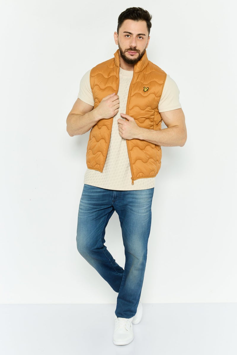 Lyle & Scott سترة صدرية مطبوعة للرجال، بني فاتح - Image 2