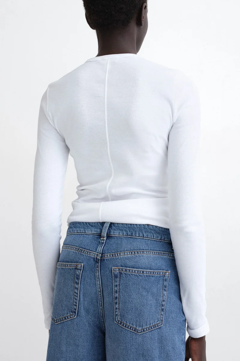 اتش اند ام بلوزة من الجيرسيه بأكمام طويلة